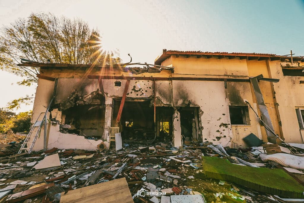 ארבעה חודשים אחרי: הצלם החב"די בתיעוד עצוב מבארי