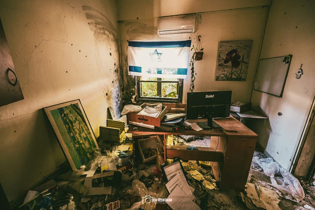 ארבעה חודשים אחרי: הצלם החב"די בתיעוד עצוב מבארי