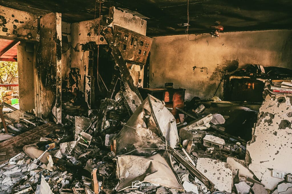 ארבעה חודשים אחרי: הצלם החב"די בתיעוד עצוב מבארי