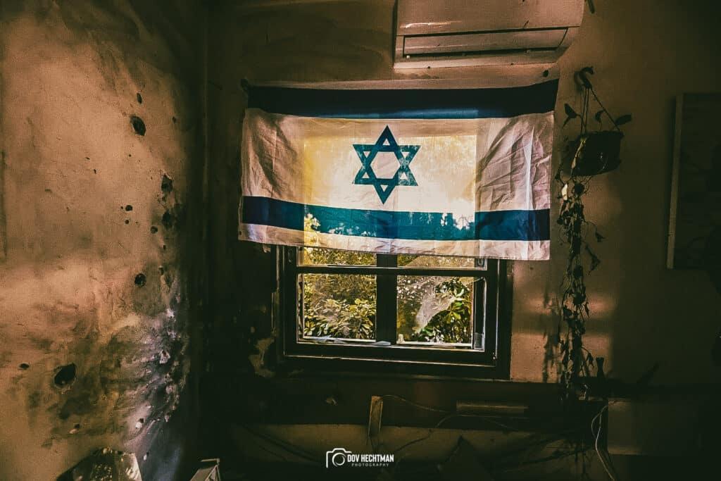 ארבעה חודשים אחרי: הצלם החב"די בתיעוד עצוב מבארי