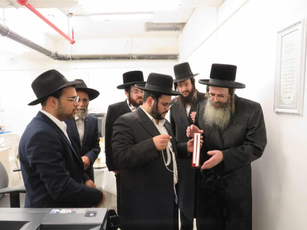 האדמו"ר מתולדות משה בקביעת מזוזה בשכונת רוממה