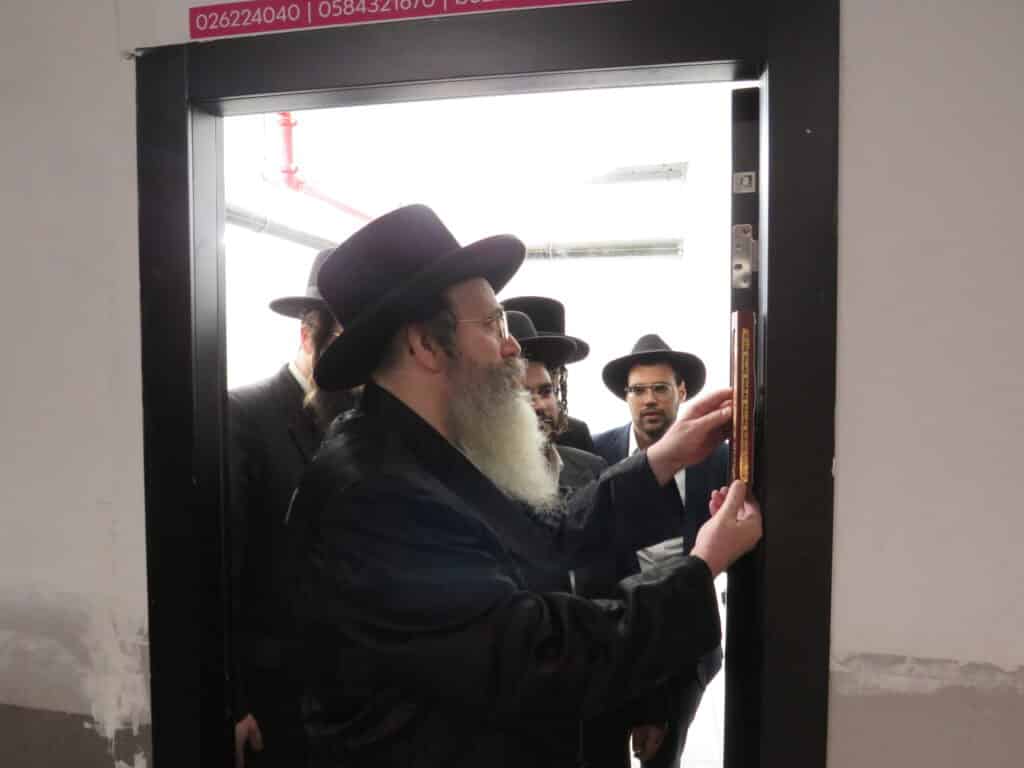 האדמו"ר מתולדות משה בקביעת מזוזה בשכונת רוממה