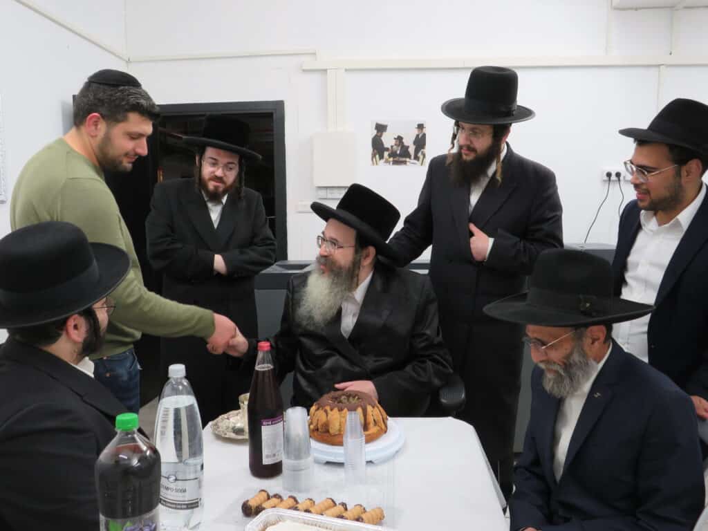 האדמו"ר מתולדות משה בקביעת מזוזה בשכונת רוממה