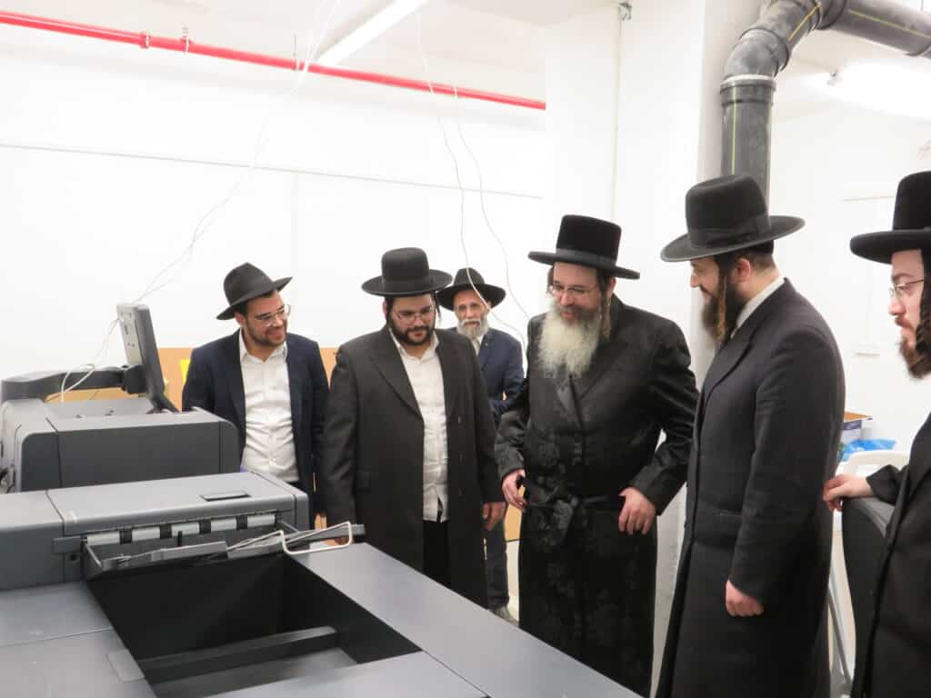 האדמו"ר מתולדות משה בקביעת מזוזה בשכונת רוממה