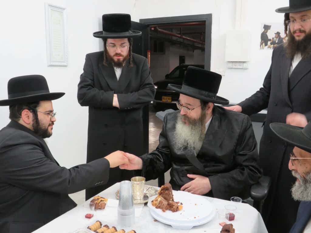 האדמו"ר מתולדות משה בקביעת מזוזה בשכונת רוממה