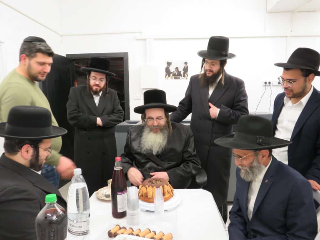 האדמו"ר מתולדות משה בקביעת מזוזה בשכונת רוממה