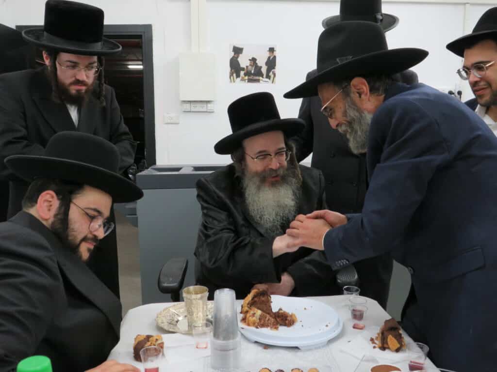 האדמו"ר מתולדות משה בקביעת מזוזה בשכונת רוממה