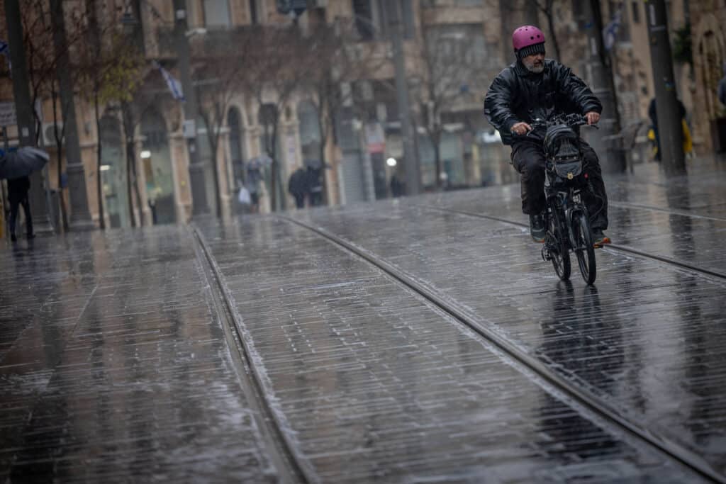 תיעוד: ערב ט"ו בשבט בירושלים: חורפי וגשום
