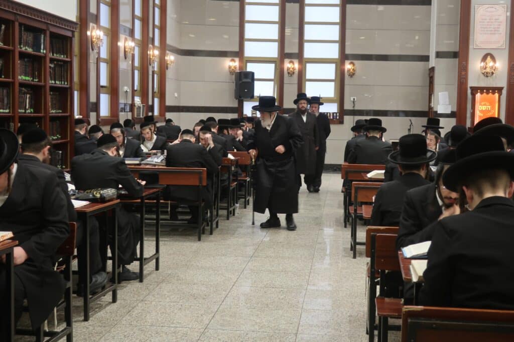 עבר בין הבחורים: ביקור הפתע של האדמו"ר מויז'ניץ