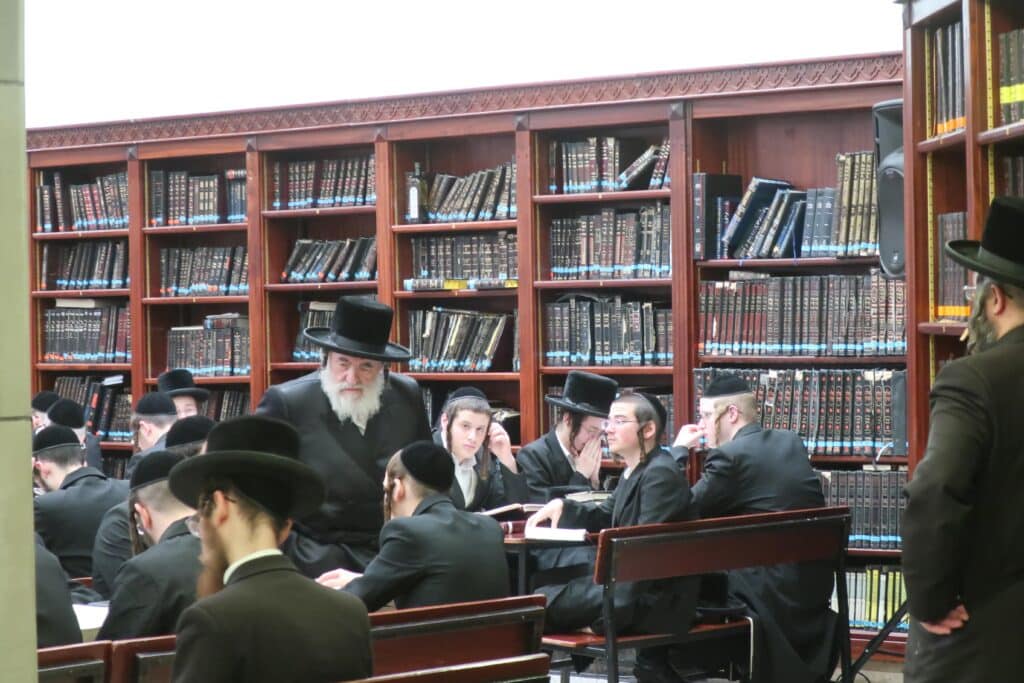 עבר בין הבחורים: ביקור הפתע של האדמו"ר מויז'ניץ