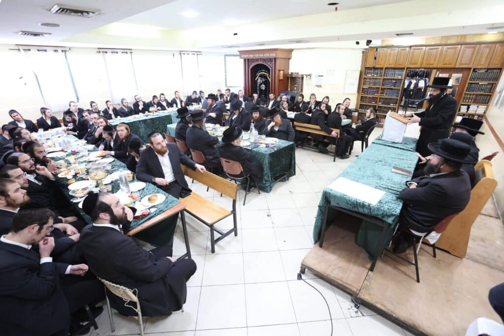 הפוסק הנודע נהנה מבקיאות הבחורים בהלכות ברכות