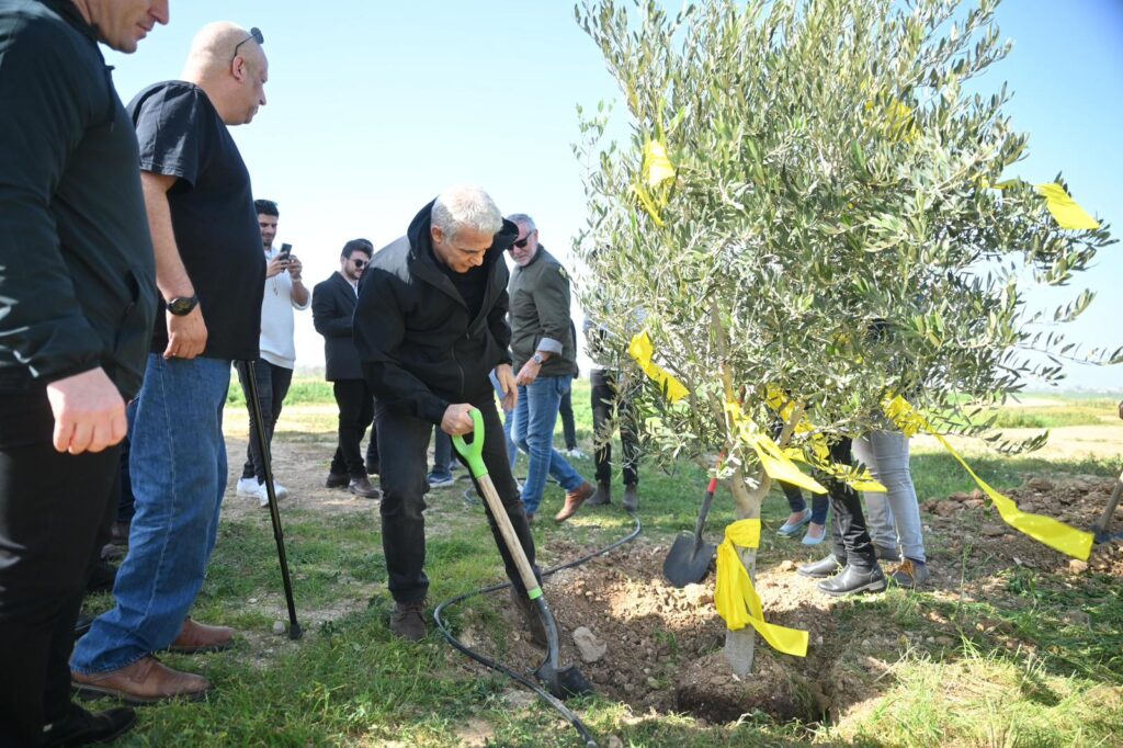 לפיד נטע עץ בעוטף עזה: "אנחנו פה לתמיד"