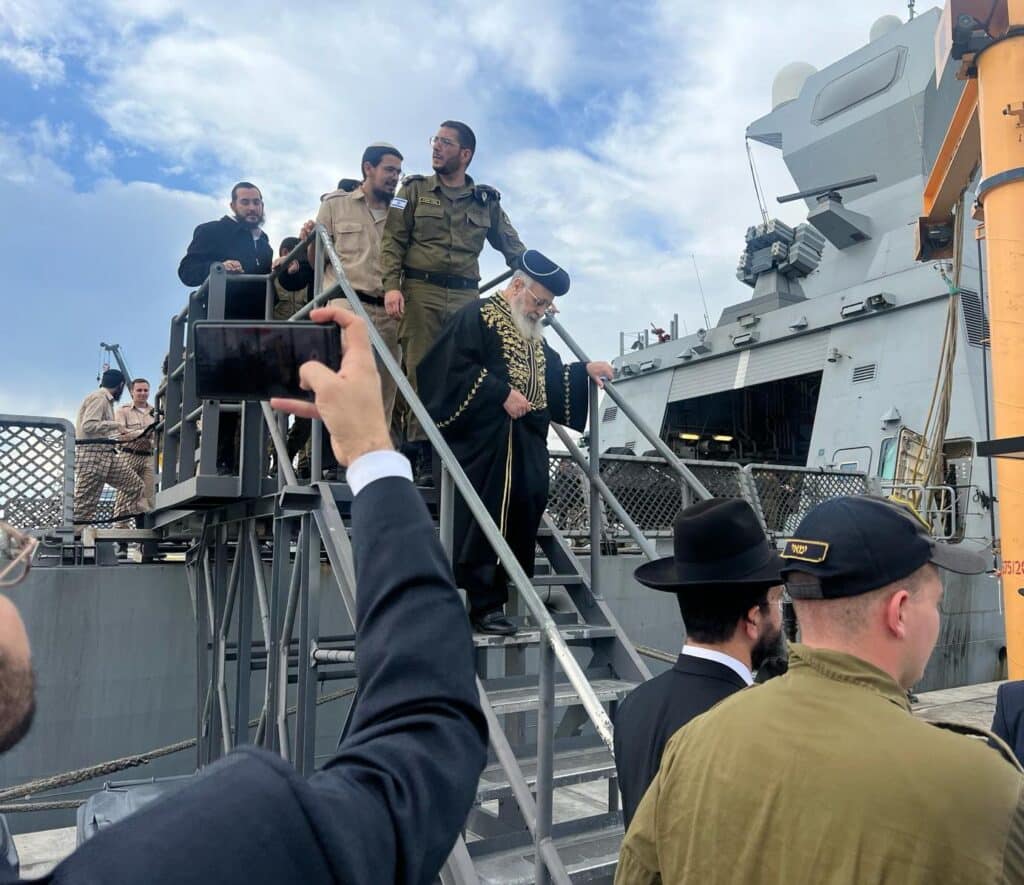 הראשל"צ ללוחמים: "אתם נלחמים ביחד עם לומדי התורה"