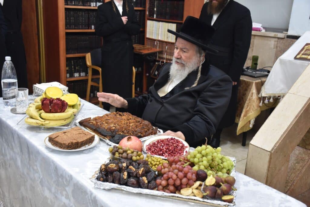 ט"ו בשבט באשלג: הרבי חילק פירות