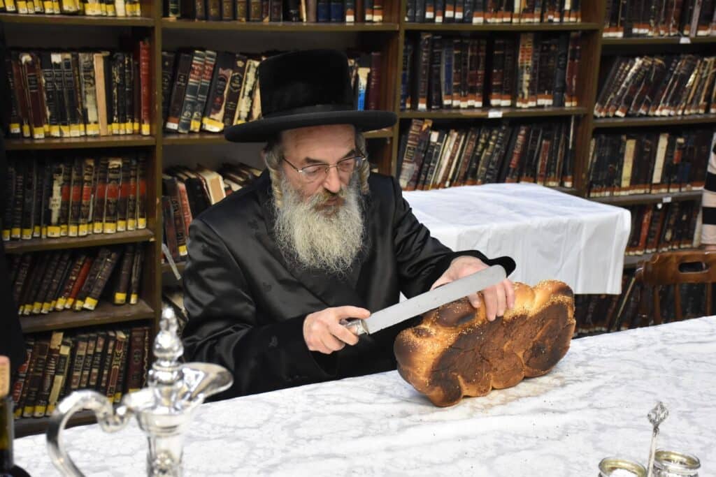 עם הדג הארוך: הרבי מלעלוב ערך טיש לרגל היארצייט