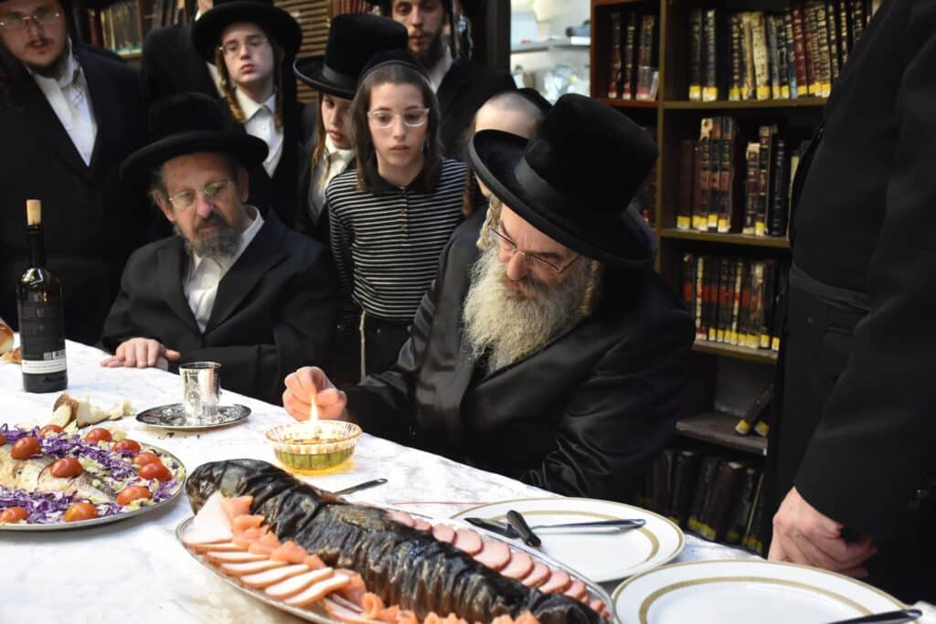 עם הדג הארוך: הרבי מלעלוב ערך טיש לרגל היארצייט