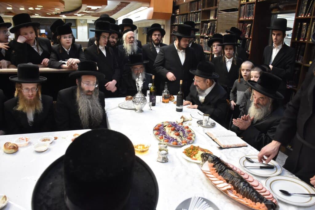 עם הדג הארוך: הרבי מלעלוב ערך טיש לרגל היארצייט