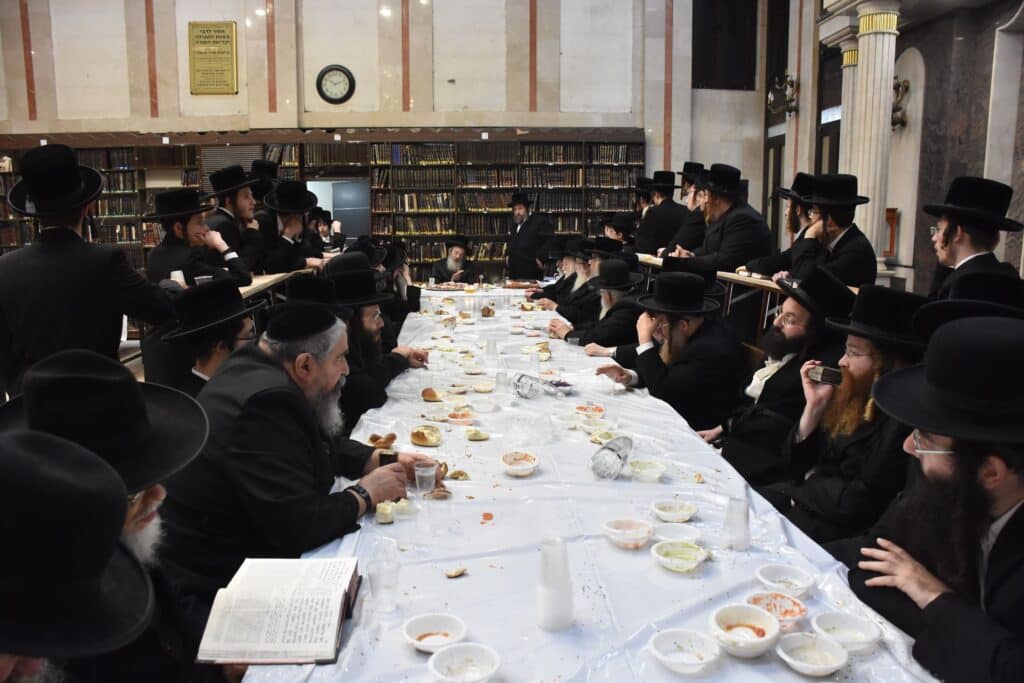 עם הדג הארוך: הרבי מלעלוב ערך טיש לרגל היארצייט