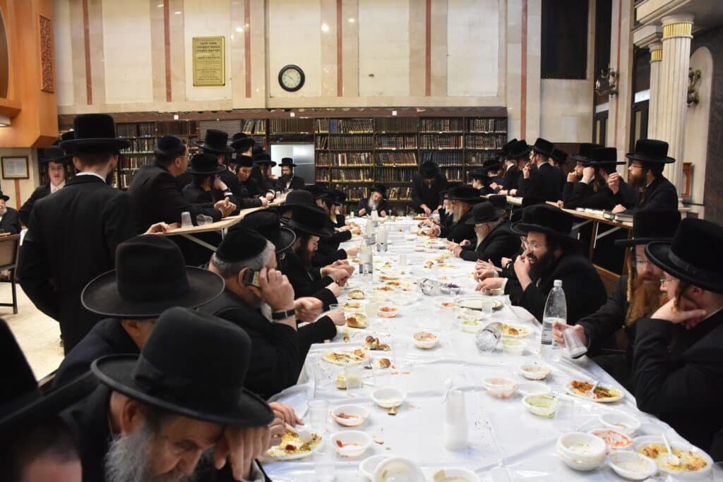 עם הדג הארוך: הרבי מלעלוב ערך טיש לרגל היארצייט