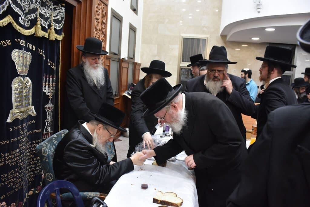 לרגל ההילולא: הרבי מאוזרוב ערך טיש לחסידים