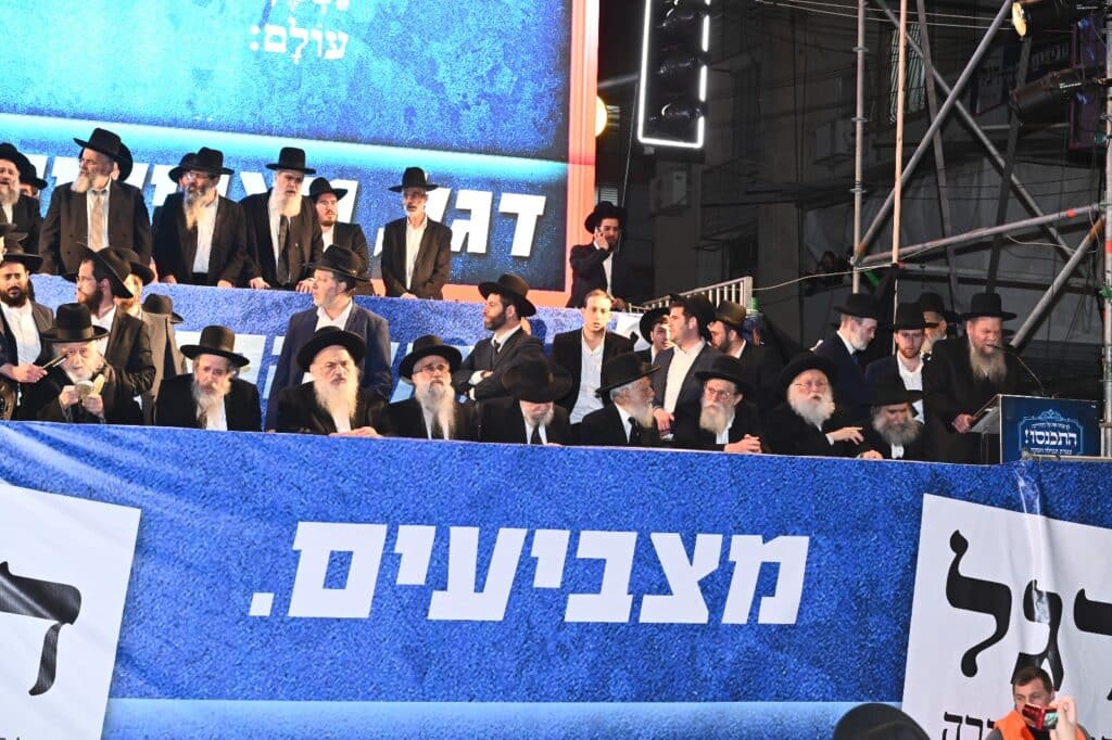 בראשות גדולי ישראל: מאה אלף איש ברחובות בני ברק