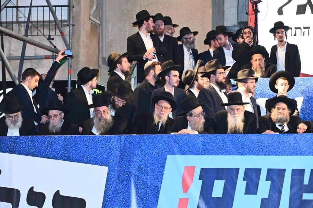 בראשות גדולי ישראל: מאה אלף איש ברחובות בני ברק