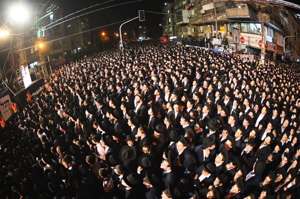 בראשות גדולי ישראל: מאה אלף איש ברחובות בני ברק