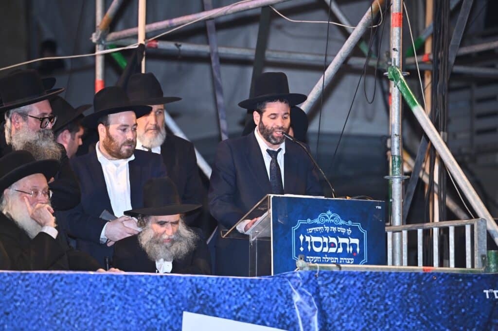 בראשות גדולי ישראל: מאה אלף איש ברחובות בני ברק