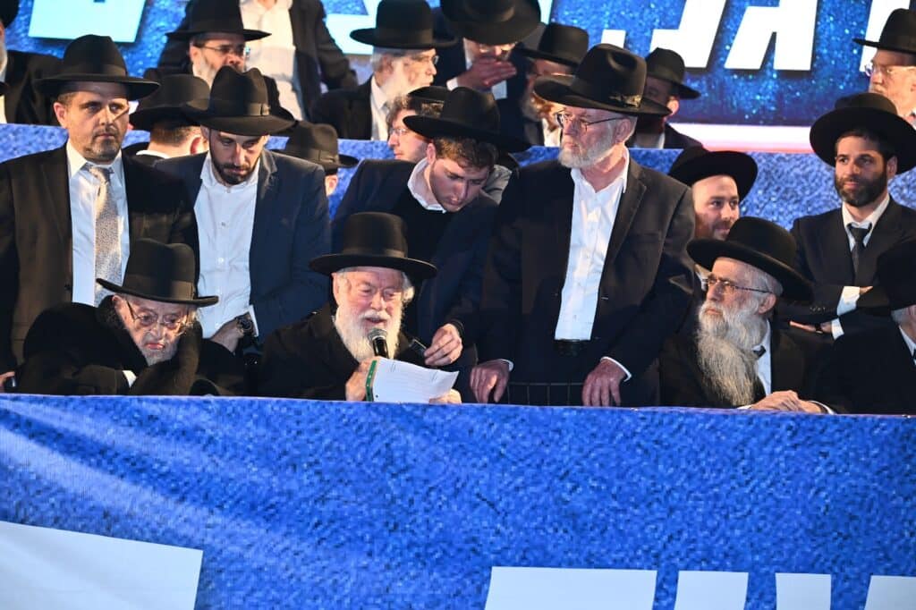 בראשות גדולי ישראל: מאה אלף איש ברחובות בני ברק