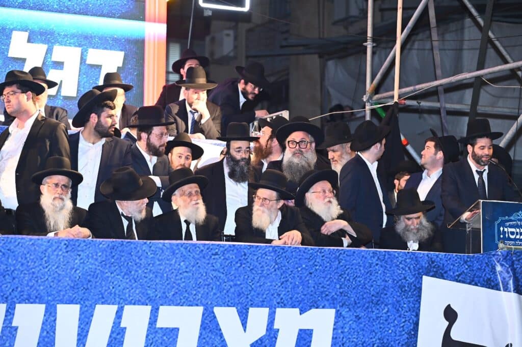 בראשות גדולי ישראל: מאה אלף איש ברחובות בני ברק