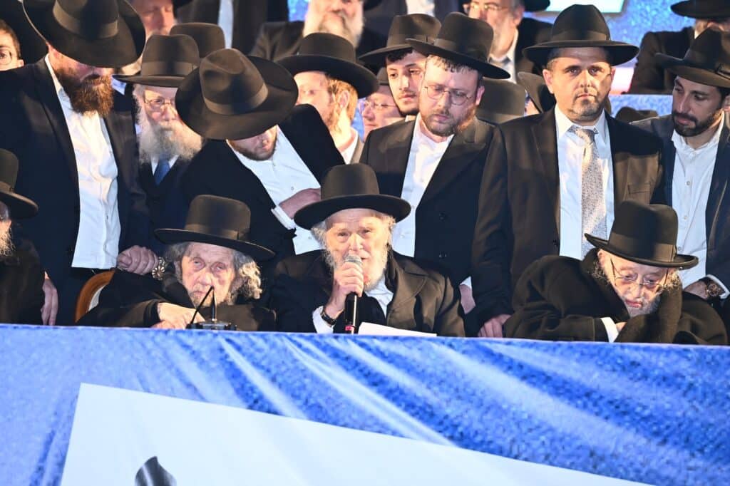 בראשות גדולי ישראל: מאה אלף איש ברחובות בני ברק