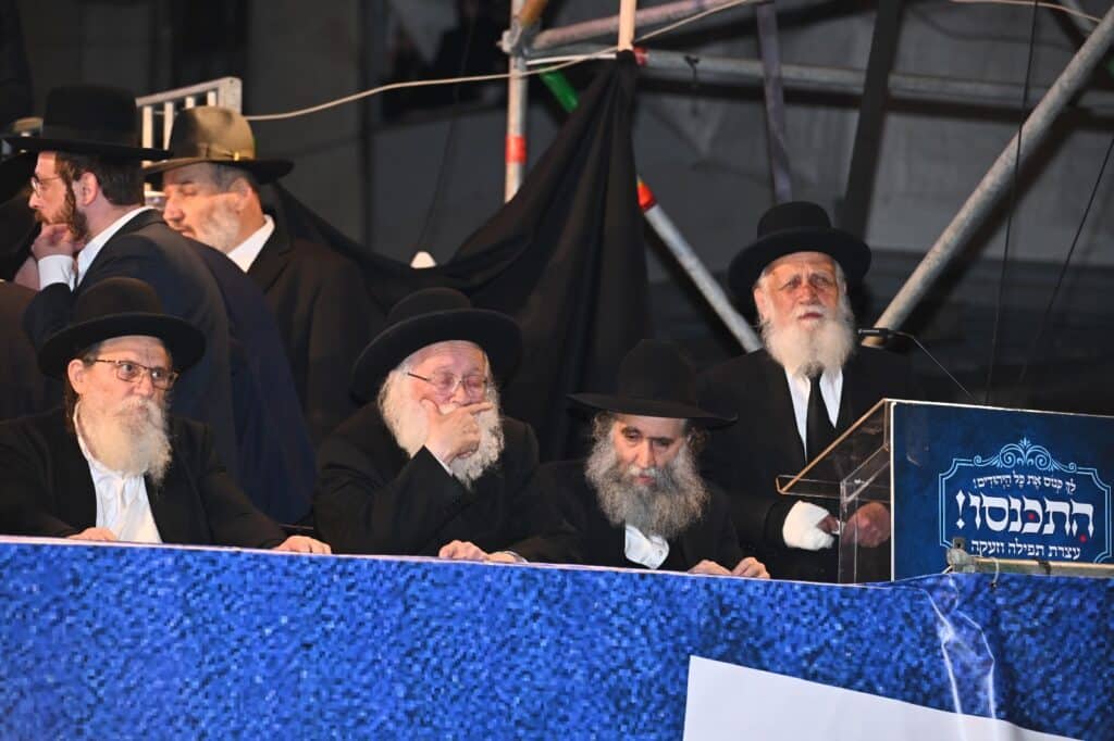 בראשות גדולי ישראל: מאה אלף איש ברחובות בני ברק