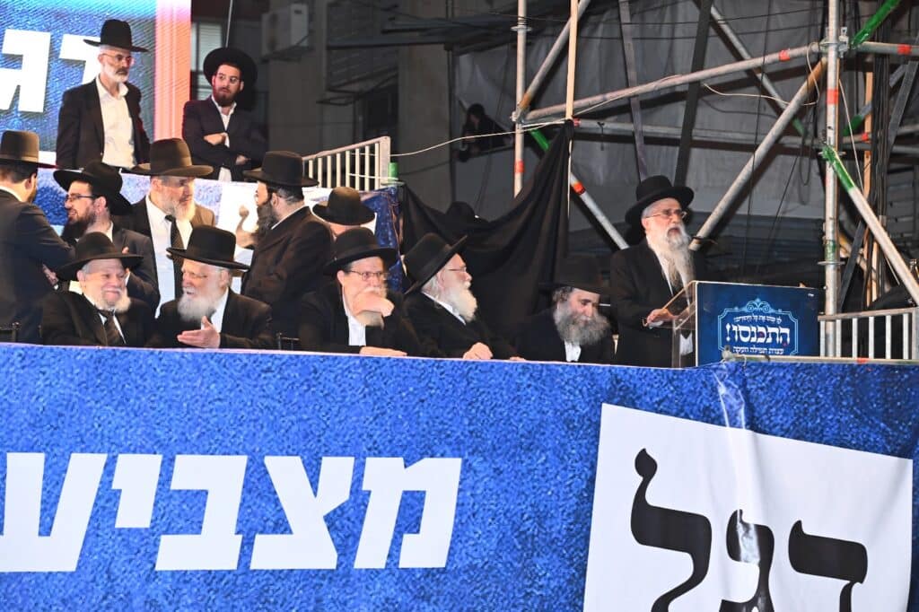 בראשות גדולי ישראל: מאה אלף איש ברחובות בני ברק