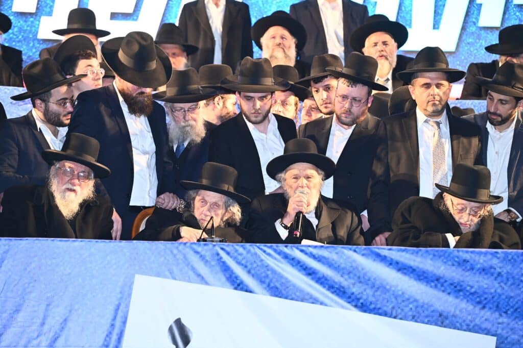 בראשות גדולי ישראל: מאה אלף איש ברחובות בני ברק