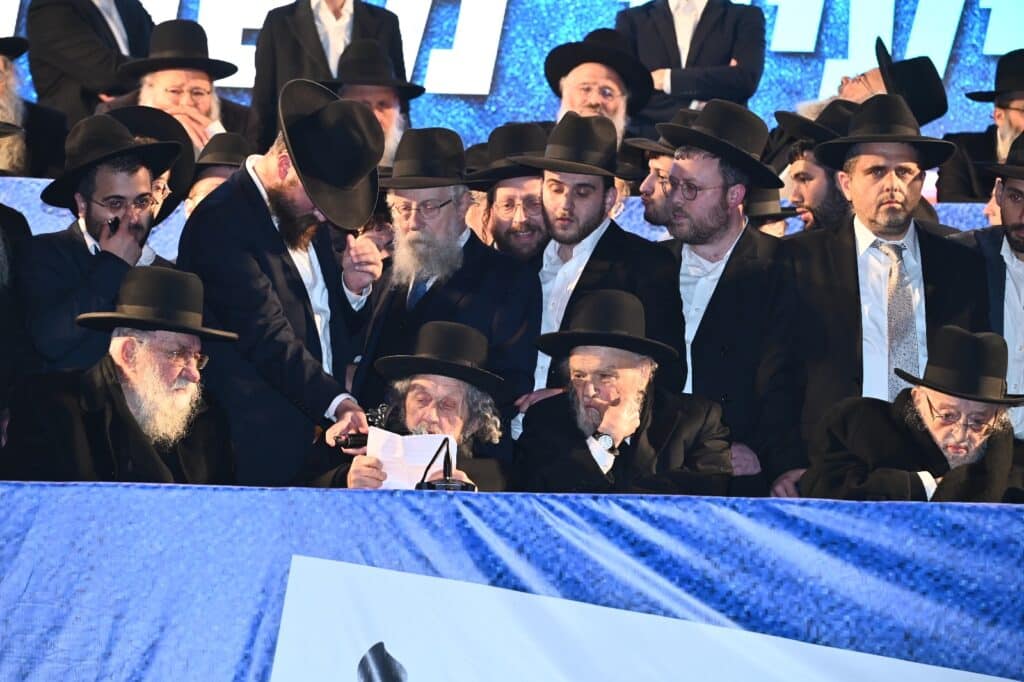 בראשות גדולי ישראל: מאה אלף איש ברחובות בני ברק