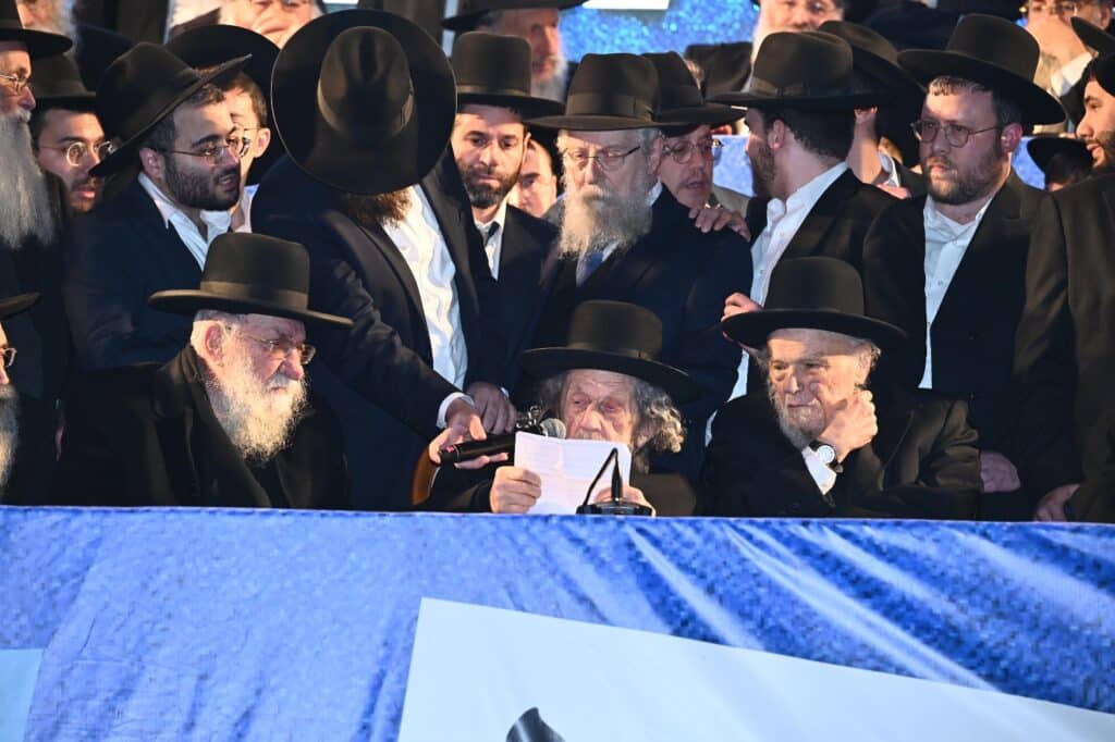 בראשות גדולי ישראל: מאה אלף איש ברחובות בני ברק