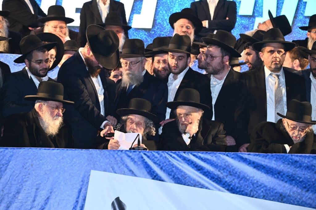 בראשות גדולי ישראל: מאה אלף איש ברחובות בני ברק