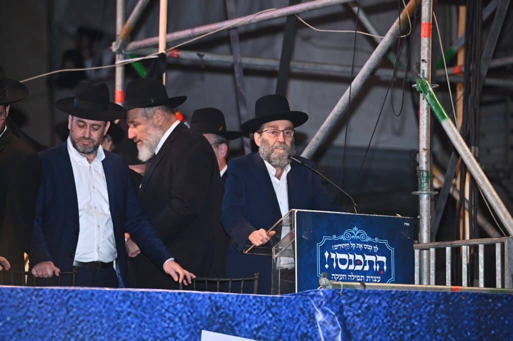 בראשות גדולי ישראל: מאה אלף איש ברחובות בני ברק