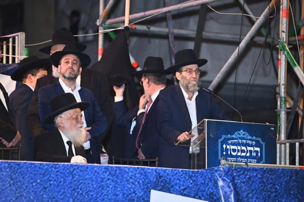 בראשות גדולי ישראל: מאה אלף איש ברחובות בני ברק