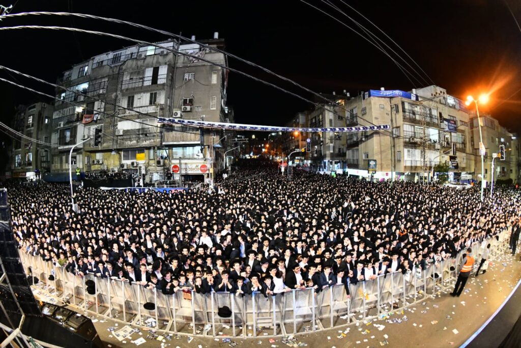 בראשות גדולי ישראל: מאה אלף איש ברחובות בני ברק