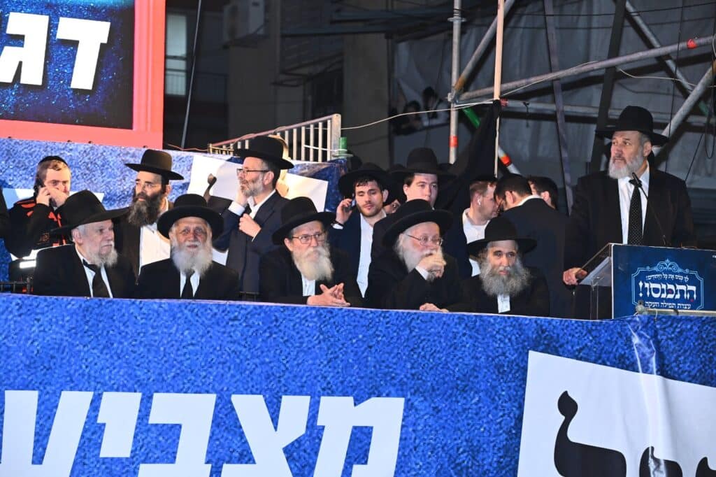 בראשות גדולי ישראל: מאה אלף איש ברחובות בני ברק