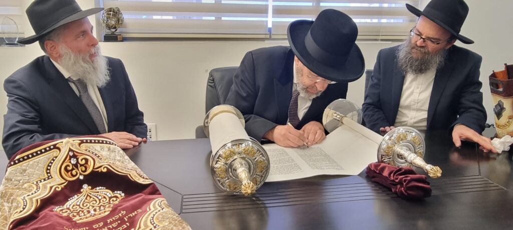 מסע של סולידריות: הרבנים הראשיים כתבו אות בספר תורה מסע של סולידריות: הרבנים הראשיים כתבו אות בספר תורה