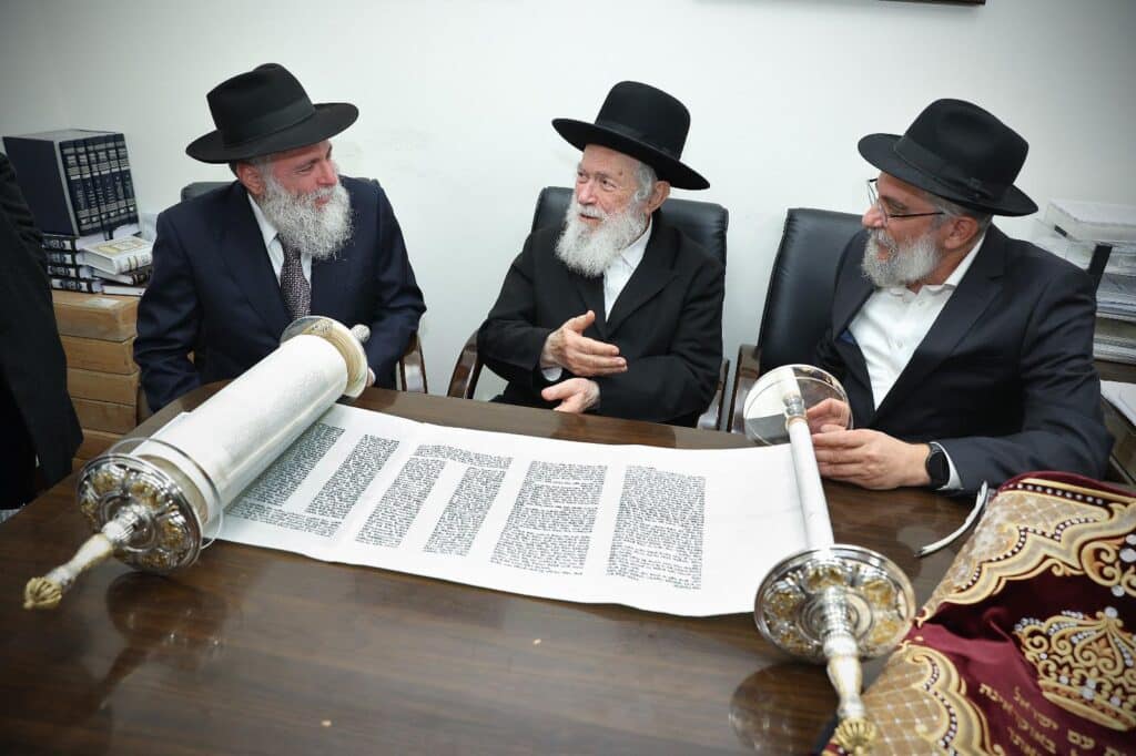 מסע של סולידריות: הרבנים הראשיים כתבו אות בספר תורה מסע של סולידריות: הרבנים הראשיים כתבו אות בספר תורה