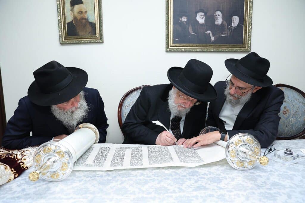 מסע של סולידריות: הרבנים הראשיים כתבו אות בספר תורה מסע של סולידריות: הרבנים הראשיים כתבו אות בספר תורה