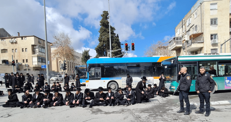בגלל נתיחת הגופה: מאות קנאים חוסמים את גאולה