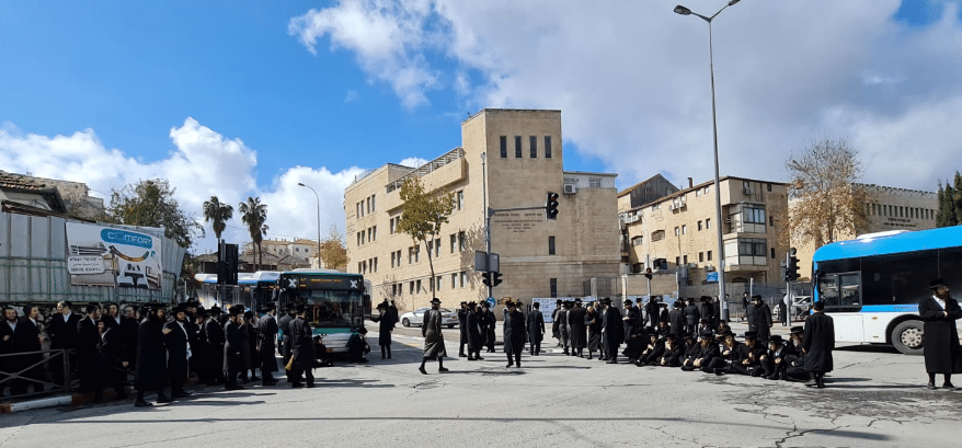 בגלל נתיחת הגופה: מאות קנאים חוסמים את גאולה