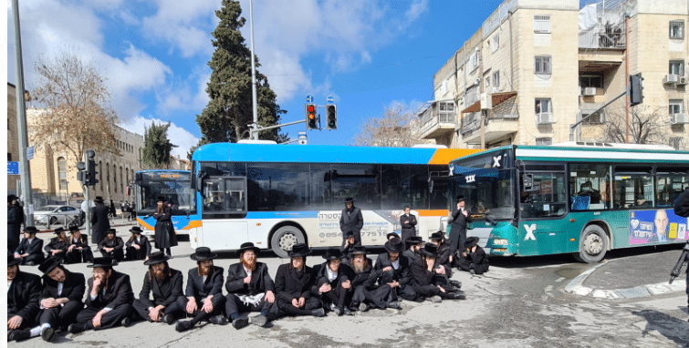 בגלל נתיחת הגופה: מאות קנאים חוסמים את גאולה