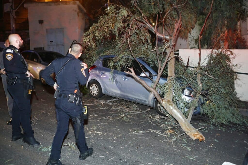 מזג האוויר: עץ קרס על רכב בחיפה