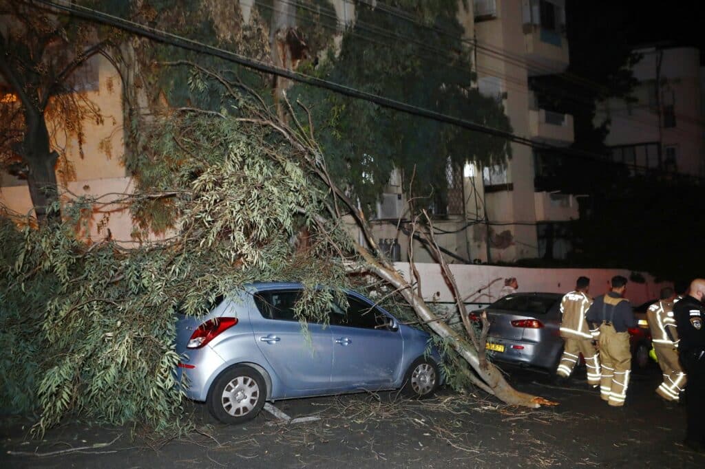 מזג האוויר: עץ קרס על רכב בחיפה