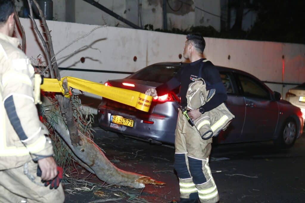 מזג האוויר: עץ קרס על רכב בחיפה